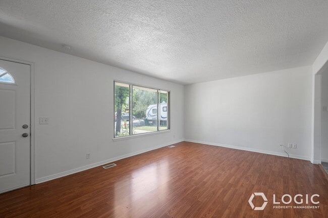 Building Photo - Beautiful Spacious Home in Great Sandy Loc...