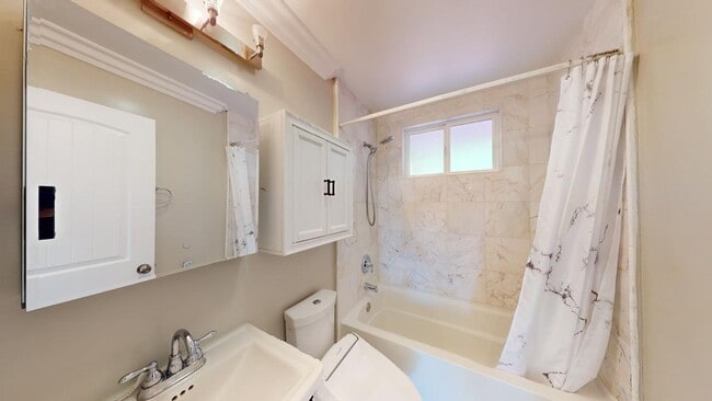 Building Photo - 330 Los Palmos Dr