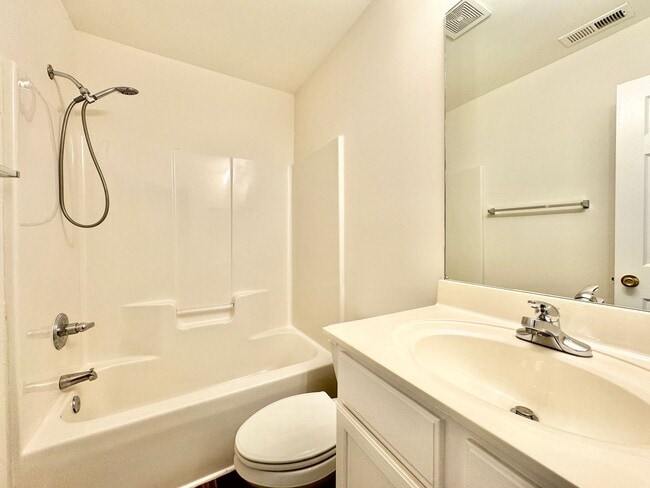 Building Photo - Charming 2 Bedroom Townhome in Chelsea Commons