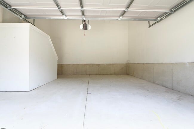 Building Photo - 438A Redwood Ave