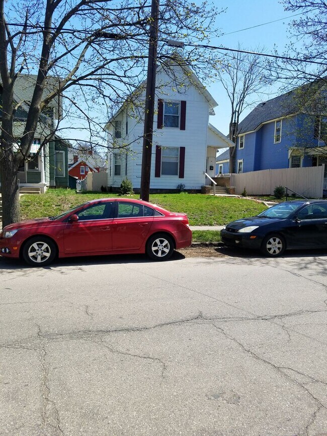 Building Photo - Downtown 2 Story Cottage Monthly Grand Rapids Rental