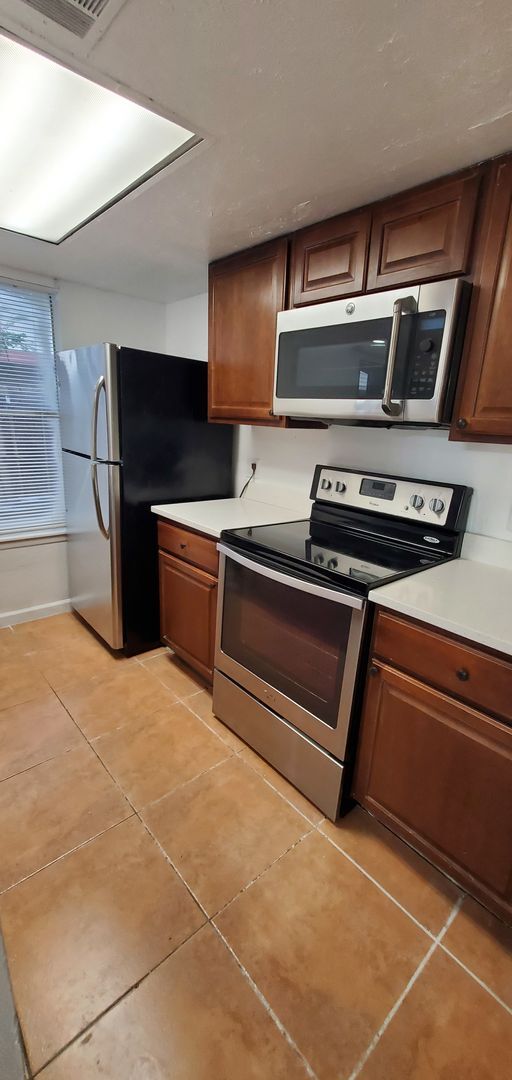 Building Photo - Two bedroom town home near the Mall at Mil...