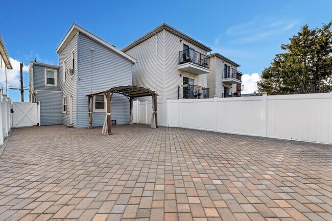 Building Photo - 104 McAdoo Ave