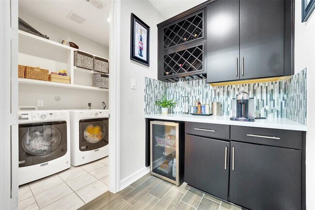 Building Photo - 14619 Birchwood Falls Trail