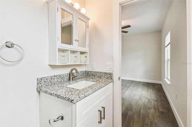 Building Photo - 650 E Tarpon Ave