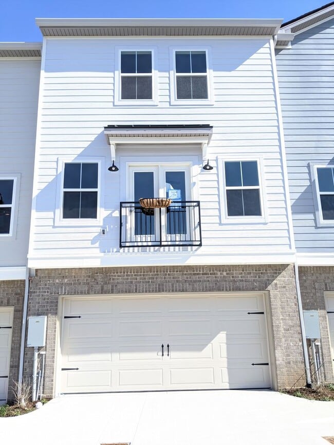 Building Photo - Luxury Town Home - Williamson County - End Unit