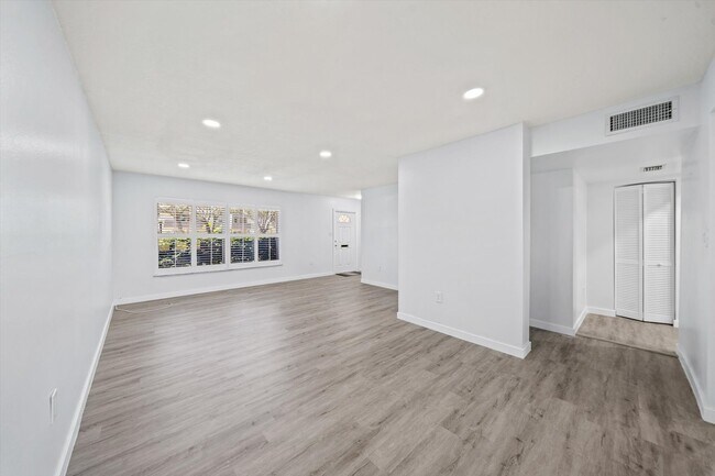 Building Photo - 413 Blue Jay Ln