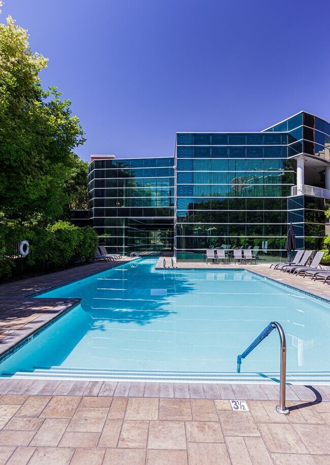 Building Photo - Top Floor 2 Bedroom Condo Located in Manhattan