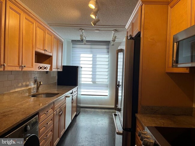 Building Photo - 1800 Old Meadow Rd