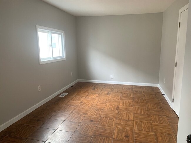 Building Photo - 112 S Common St