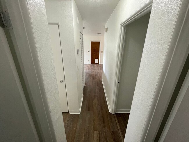 Building Photo - Charming 3-Bedroom Home with 1 Bath and 1-...