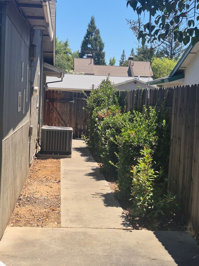 Building Photo - 3 Bedroom Orangevale Home
