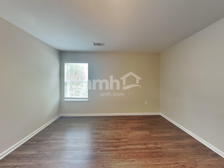 Building Photo - 211 Lindpoint Ln