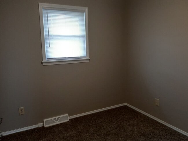 Building Photo - 3 Bedroom 2 bath $1250! Basement! 2 Car ga...