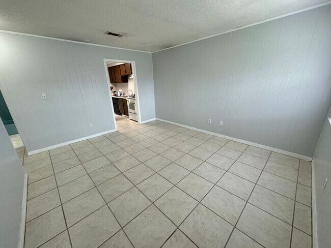 Building Photo - Pensacola - 2 Bedroom, 1 Bathroom - lawn care included