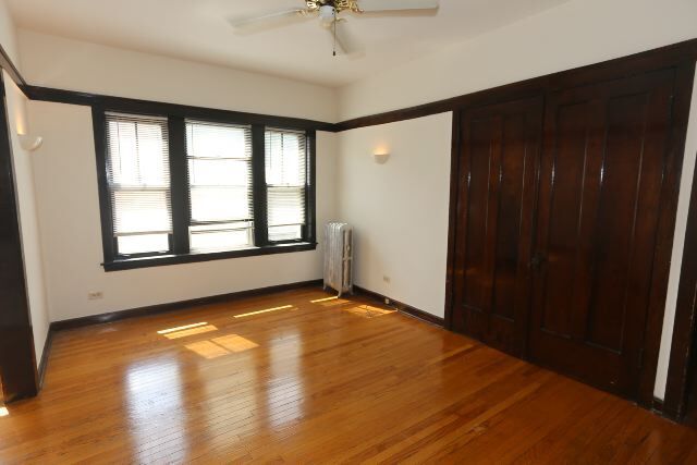 Building Photo - 824 W Waveland Ave