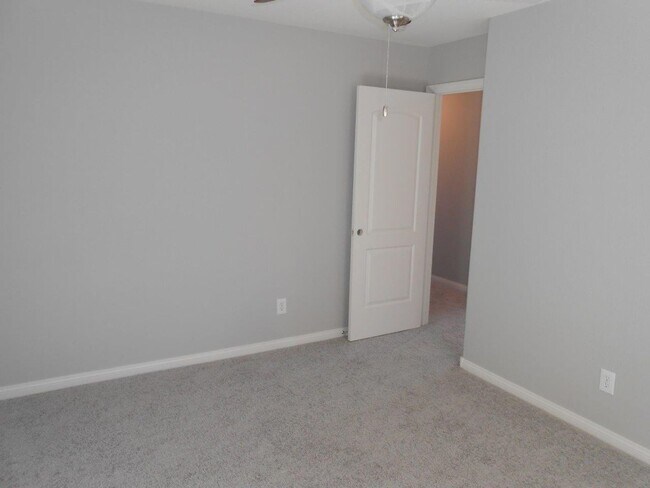 Building Photo - Beautiful Spacious Home in Mountains Edge