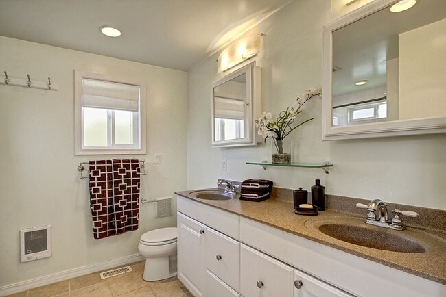 Building Photo - 3bd/1.75ba Seattle Home