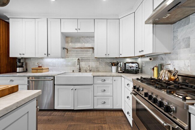Building Photo - Mid-century modern meets industrial chic i...