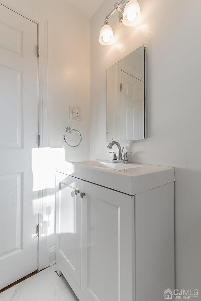 Building Photo - 21 Heathcote Ave