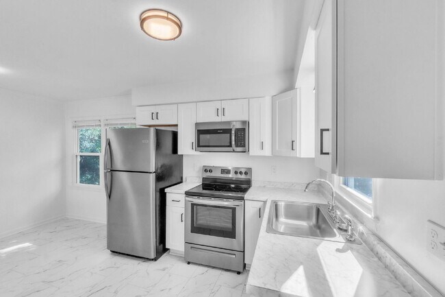 Building Photo - Updated 2-Bedroom 1-Bathroom Duplex in Spa...