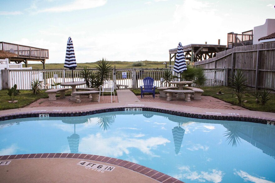 Building Photo - 14898 Granada Dr