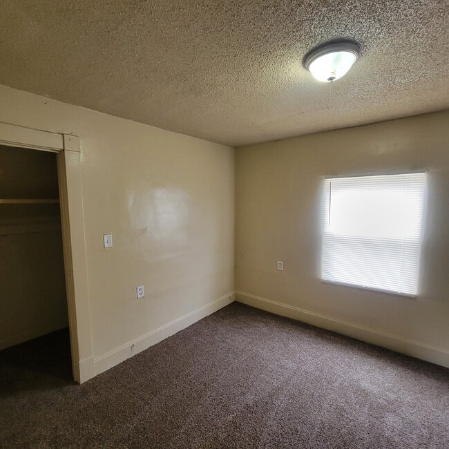 Building Photo - 3 Bedroom on a quiet street