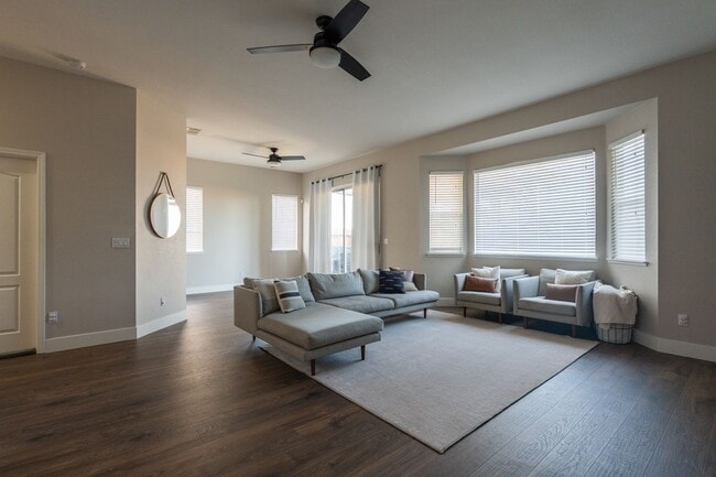 Building Photo - Stunning 3 Bedroom 2 Bath Home