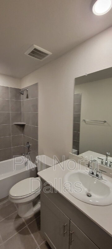 Building Photo - 2633 Oneida Ln