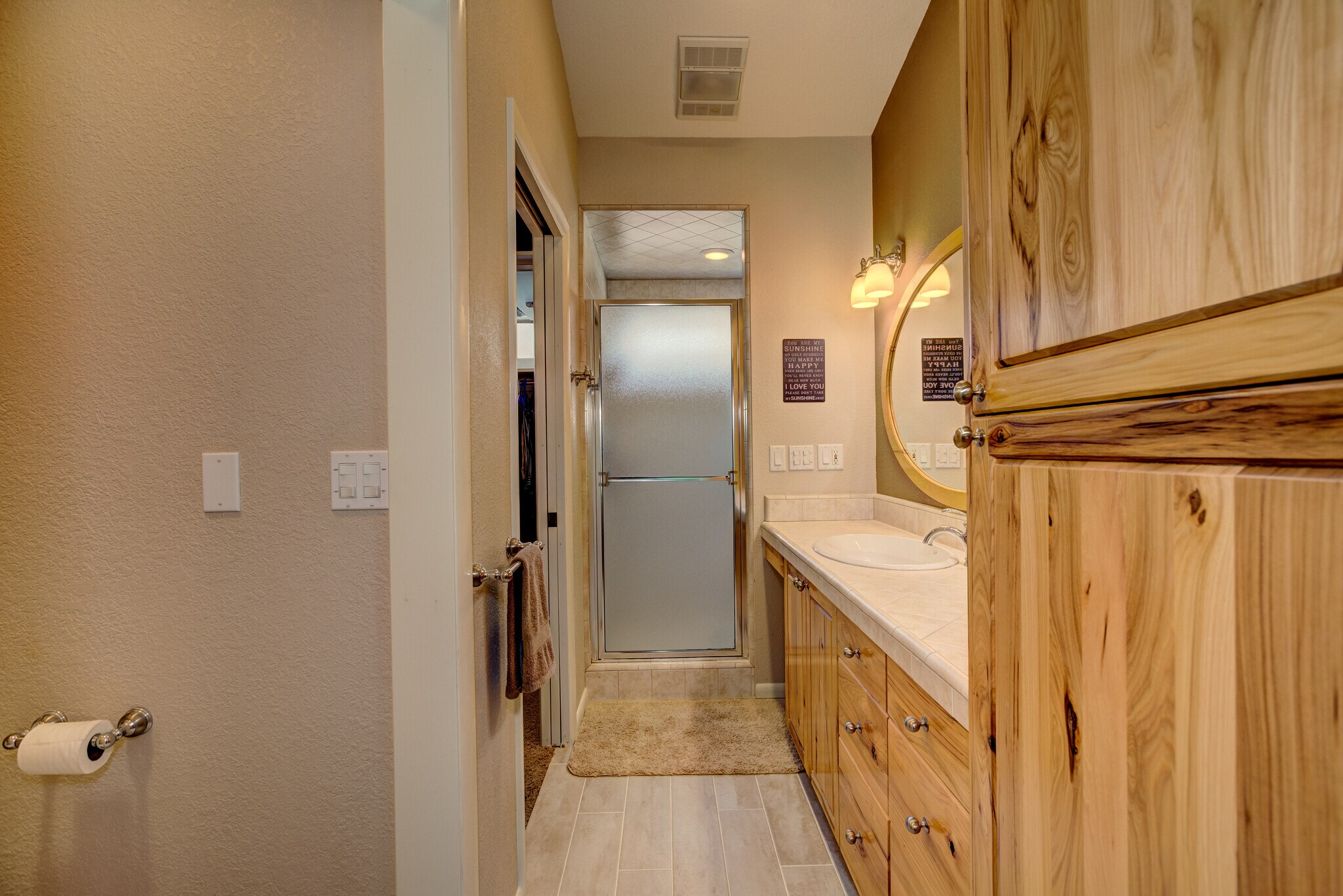 Master bath with Large shower and walk in closet - 1923 S Teal Ln
