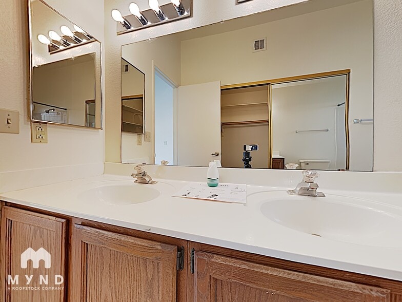 Building Photo - 1915 S 39th St