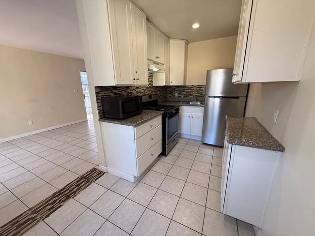 Building Photo - 2BD/1BA PB STYLE COTTAGE! LARGE EXCLUSIVE ...