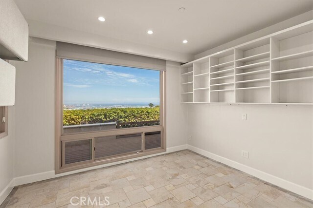 Building Photo - 2 Stallion Rd