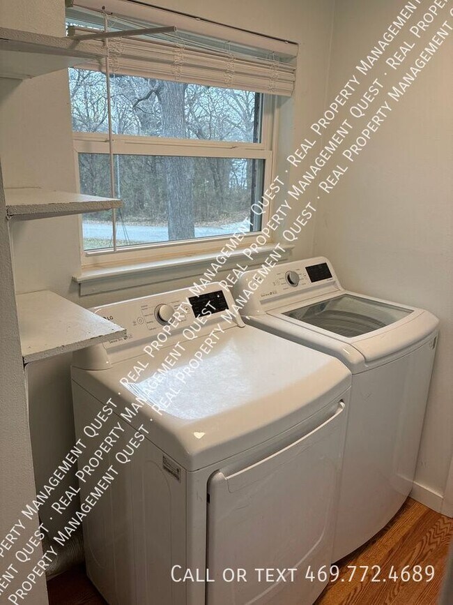 Building Photo - 1001 Crestview Dr