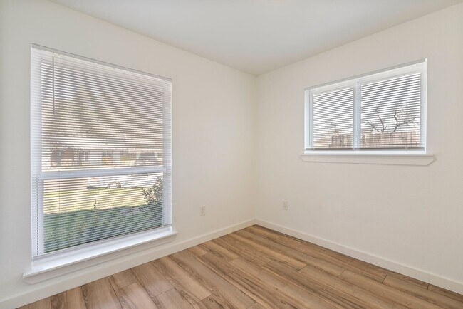 Building Photo - Beautifully Renovated Multi-Generational Concept Build!