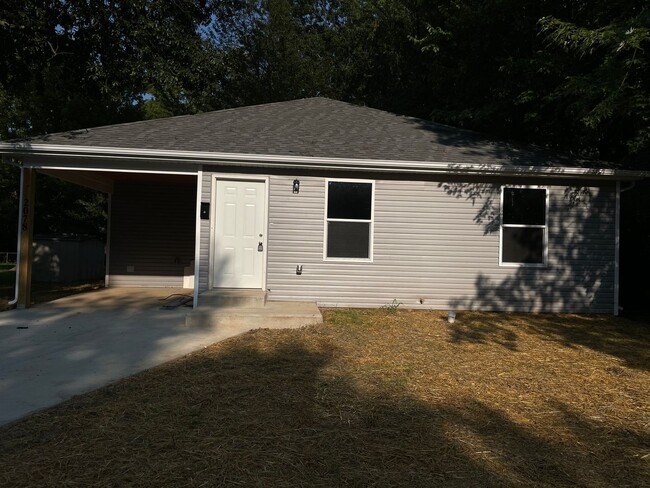 Primary Photo - 3 bed 2 bath 1 Carport $995/month