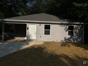 Building Photo - 3 bed 2 bath 1 Carport $995/month