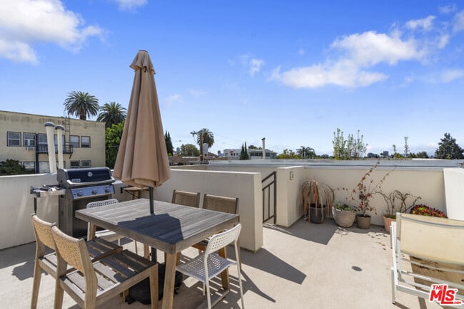 Building Photo - 738 Parkman Ave