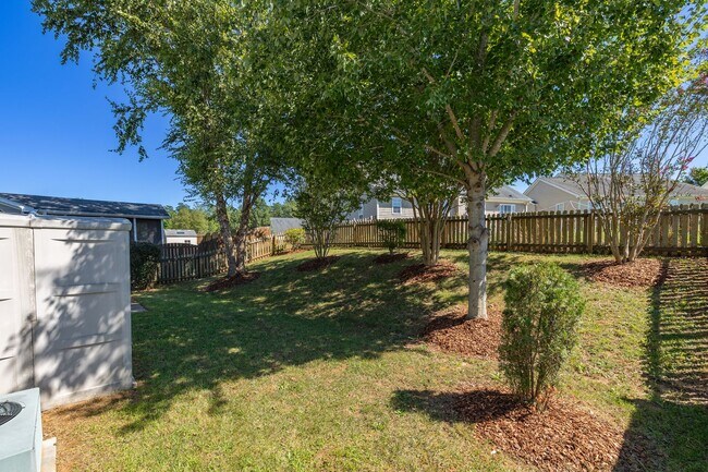 Building Photo - Charming Residence with Modern Amenities and Community center access