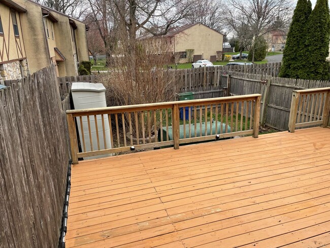 Building Photo - Beautiful fully renovated Townhomw 3 beds ...