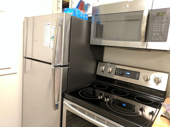 Building Photo - 2BR/1BA unit with W/D, Dishwasher, Parking...