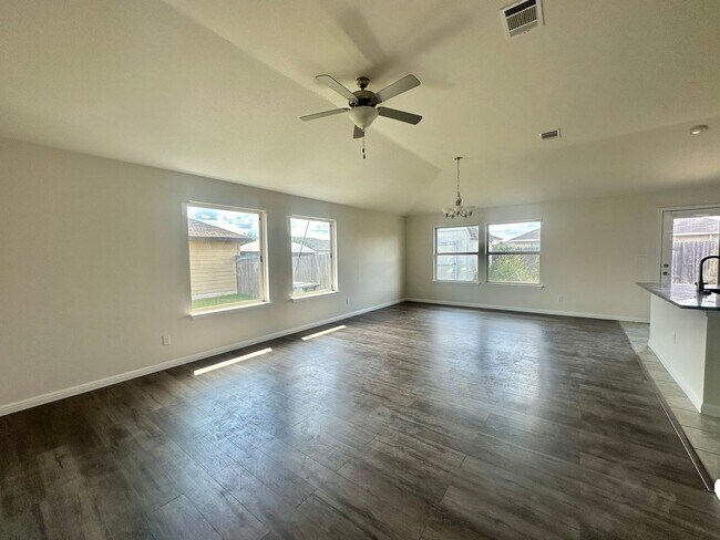 Building Photo - 3 Bed 2 Bath in Kyle Tx