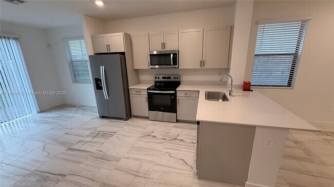 Building Photo - 1684 SE 7th Ct