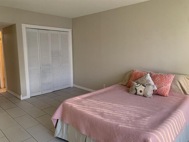 Building Photo - 2801 N Palm Aire Dr