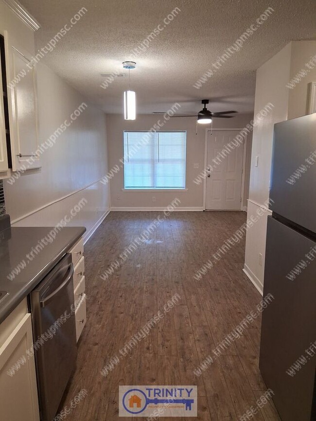 Building Photo - NEWLY UPDATED!! Ready and waiting for you!