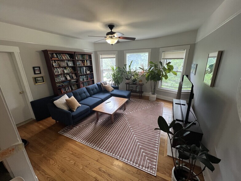 living room - 807 Greenleaf St