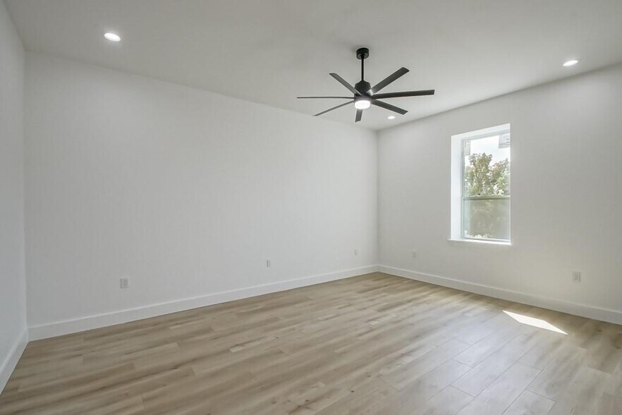Bed 1 - 2416 Prentiss Ave