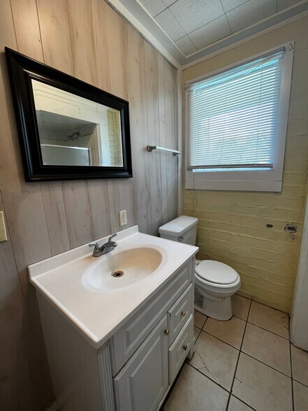 Building Photo - 305 Lawrence St