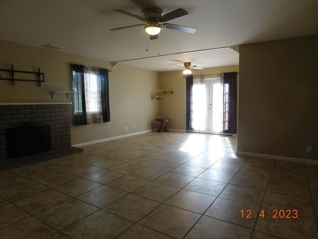 Building Photo - Spacious 3-bedroom, 2-bathroom home