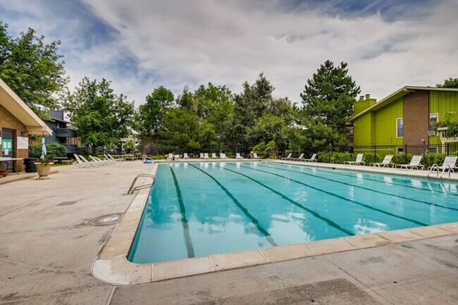 Building Photo - 2800 Kalmia Ave